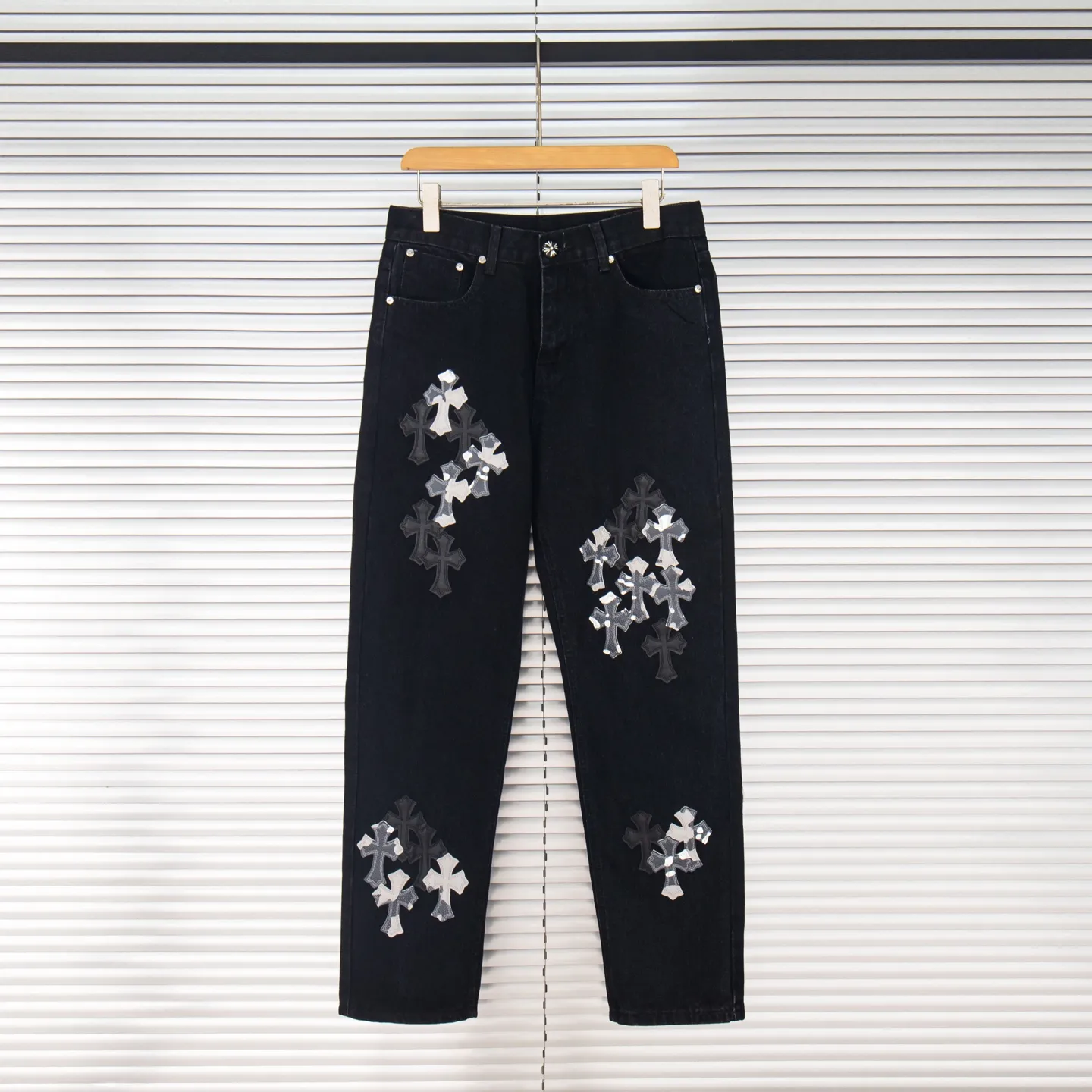 P260 Chrome Hearts Chrome Hearts Black Multi-leather Elements Full of Details Washed Jeans Authentically Restore the Ultimate Vintage Texture Three-Dimensional Fit Loose and Comfortable, Not Slimming Appearing Tall and Slim Made by a Manufacturer Original Quality Control Same Style for Men and Women Can Be Matched for Couples Versatile Recommendations Must-Have Jeans for All Seasons Fashionistas Have Been Disappointed From the Quality Selection of Fabrics, Cutting of Details, and Matching of Patterns, Everything Is Impeccable! The upper body is so handsome when worn...it can be easily worn by men, women and children! The craftsmanship is made of heavy-duty washed pure cotton denim fabric. After washing, it is soft and thick. It is very stylish when worn on the body. Style number: 1775# Color: black Size: 28 30 32 34 36